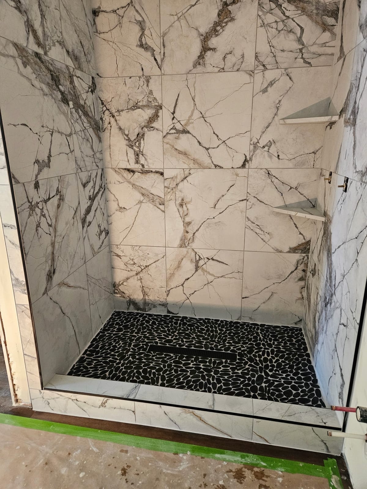 Marble-look slab, pebble pan